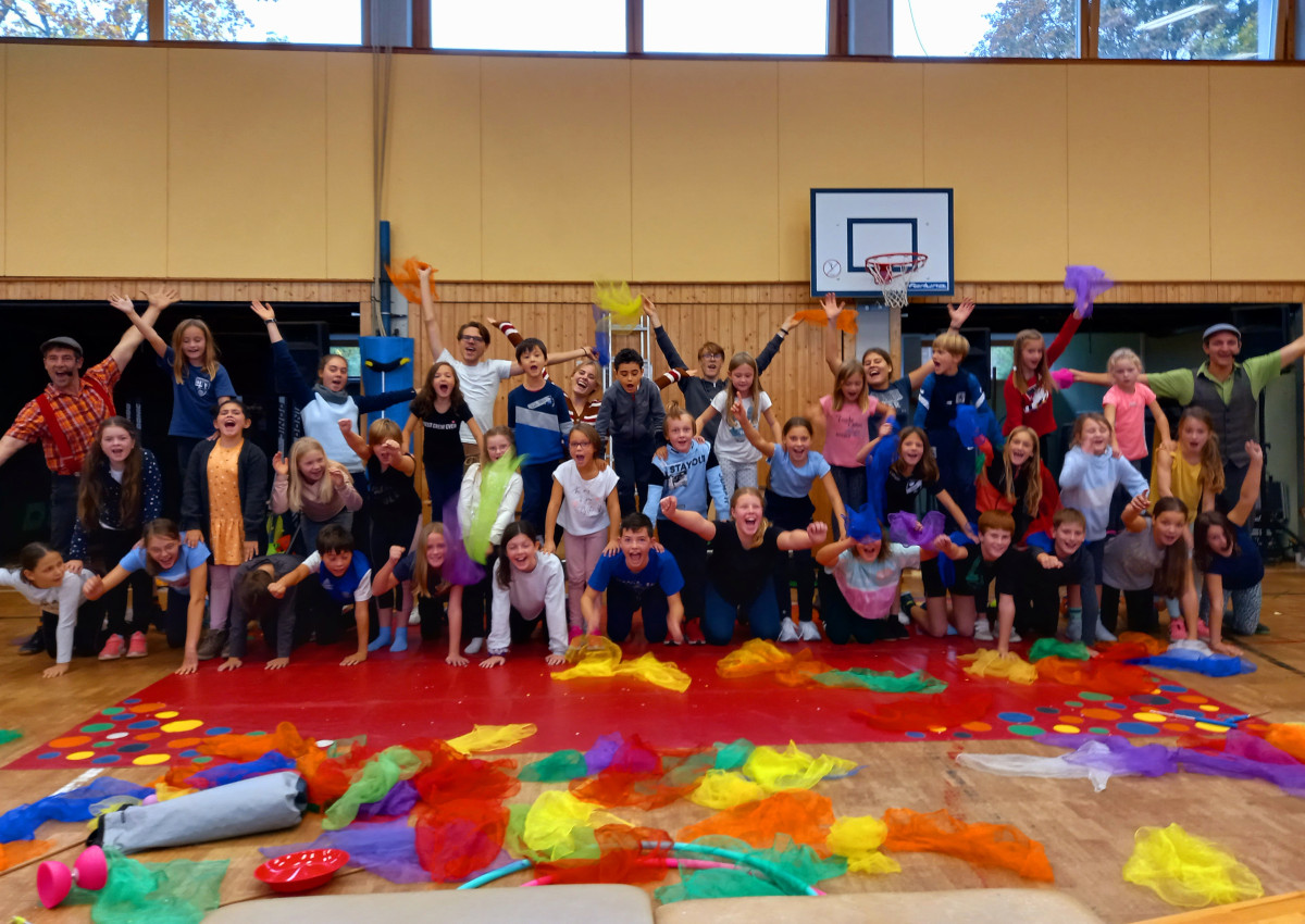 Ein kunterbuntes Programm sorgte bei der Zirkusfreizeit fr ausgelassene Stimmung. (Foto: Stadt Neuwied)