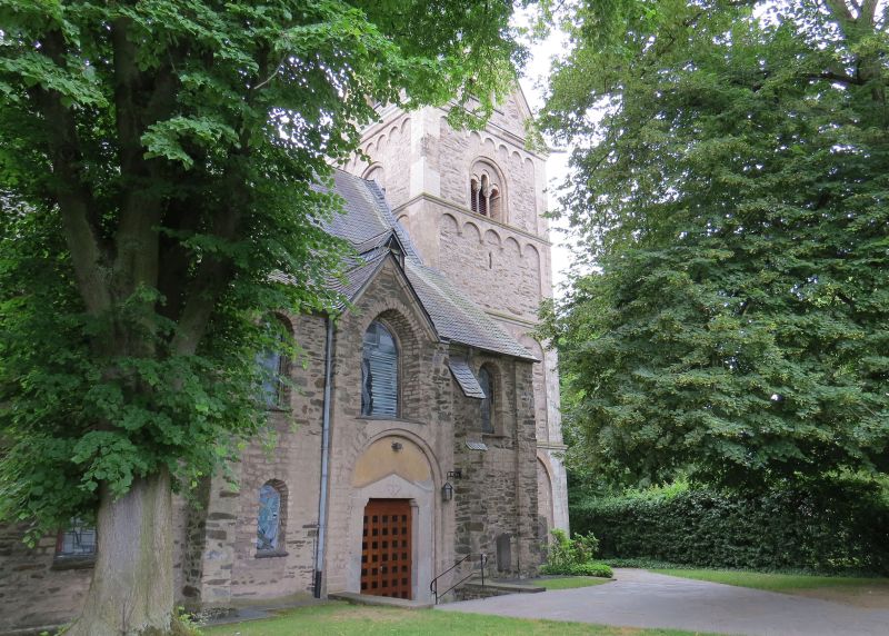 Die Feldkirche mit ihren beeindruckenden Fenstern ist eines der Ziele der Rundfahrt. Foto: privat