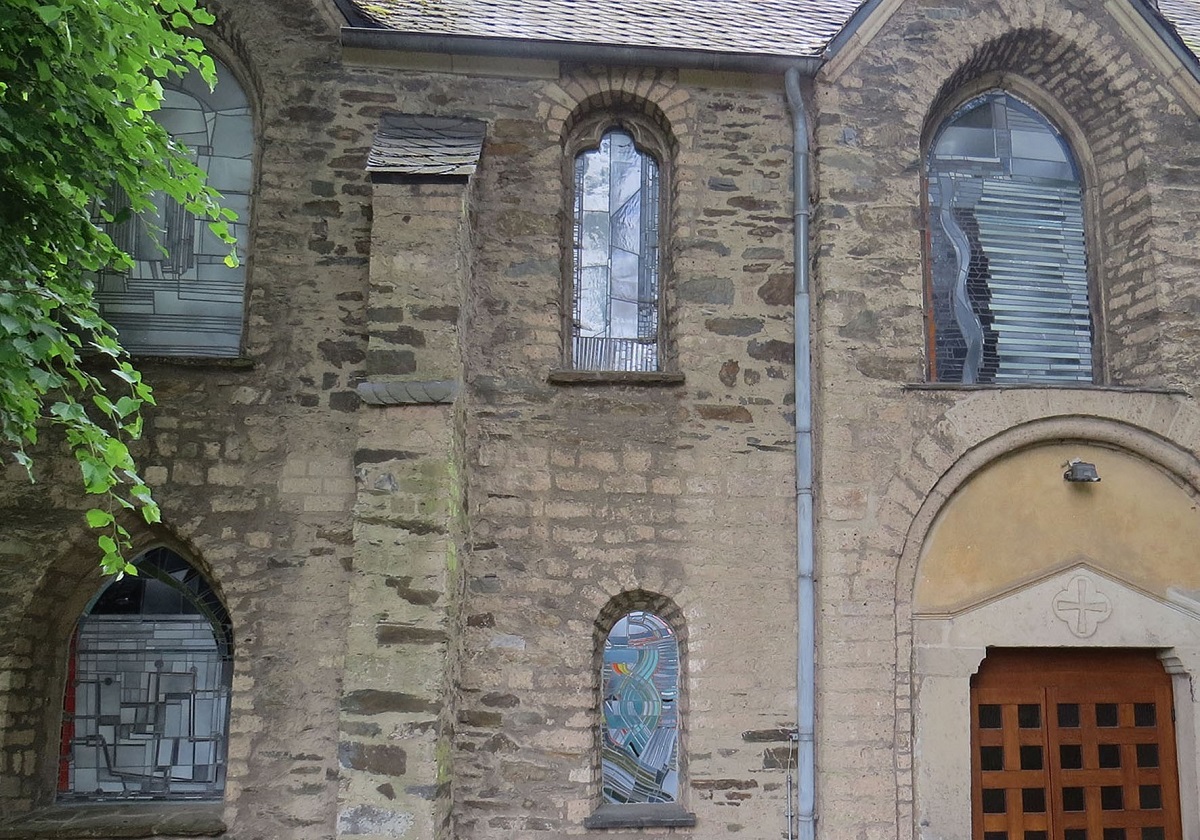 Bei der Fhrung an der Feldkirche stehen die beeindrucken Meistermann-Fenster im Mittelpunkt. (Foto: privat)