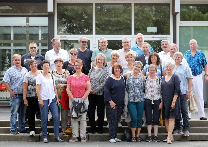 Nach 55 Jahren Wiedersehen vor der Grundschule in Feldkirchen