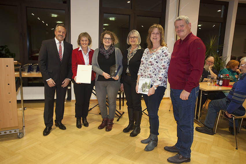 Eine Abordnung nahm den Ehrenamtspreis entgegen. Foto: Wolfgang Tischler