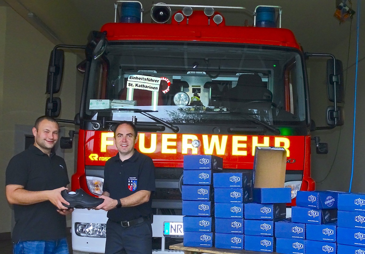 Der Vorsitzende des Frdervereins J. Schlemmer bei der bergabe der Schuhe an den Wehrfhrer T. Schaarschmidt. (Foto: Feuerwehr St. Katharinen)