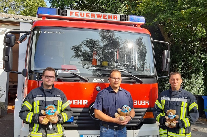 v.l. Jugendwart Tim Klzer, Benjamin Knott (Vorsitzender des Frdervereins) und Wehrfhrer Torsten Neuhaus verpflichteten die brenamtlichen Helfer (Foto: Frderverein der Freiwilligen Feuerwehr Katzwinkel e.V.)