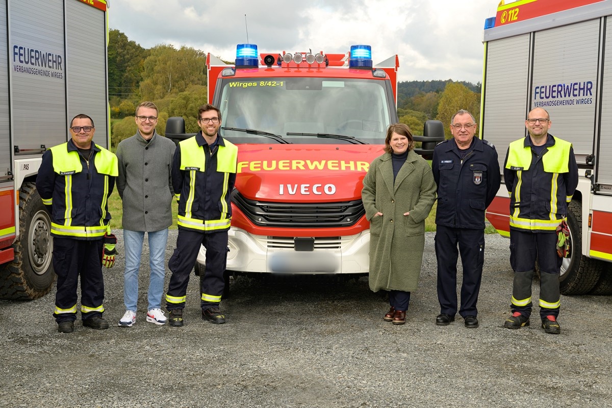 Andreas Pandorf (FF Dernbach), Lucas Erner (Sachbearbeiter Feuerwehren VG Wirges), Martin Menges (Wehrfhrer FF tzingen), Brgermeisterin Alexandra Marzi, Wehrleiter Thomas Huberty und Rolf Sayn (Wehrfhrer FF Mogendorf) kamen zusammen, um das neue Fahrzeugdesign der Feuerwehr VG Wirges zu begutachten. (Foto: VG Wirges/Silja Gtte)