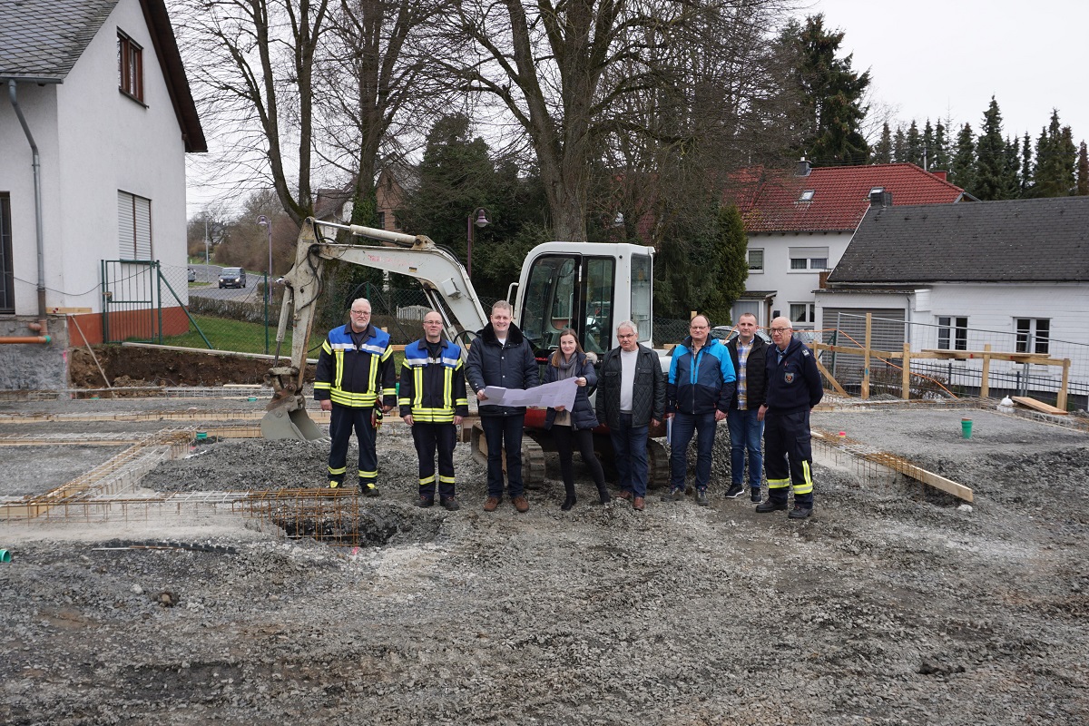 Die Gesamt-Investitionssumme fr den Neubau des Feuerwehrgertehauses in Seck betrgt rund 1,3 Millionen Euro. Zur Baustellenbesichtigung trafen sich (v.l.) Michael He, Jrgen Simon, Brgermeister Gerrit Mller, Elena Schfer und Thomas Schfer, Oliver Kraft und Eugen Penk (Verbandsgemeindeverwaltung Rennerod) sowie Wehrleiter Heinz-Werner Schtz. (Foto: Kerstin Guckert)