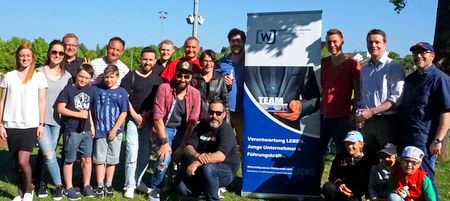 Vergangenes Wochenende waren die Wirtschaftsjunioren Westerwald-Lahn Ehrengste beim zweiten Heimspiel der Fighting Farmers gegen die Straubing Spiders in der 2. American Football-Bundesliga im Montabaurer Mons-Tabor Stadion. (Foto:Wirtschaftsjunioren)