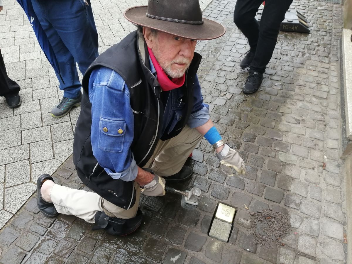 Nur kniend kann Gunter Demnig seine Stolpersteine, wie hier in der Altenkirchener Marktstrae, passgenau einsetzen. (Foto: vh)