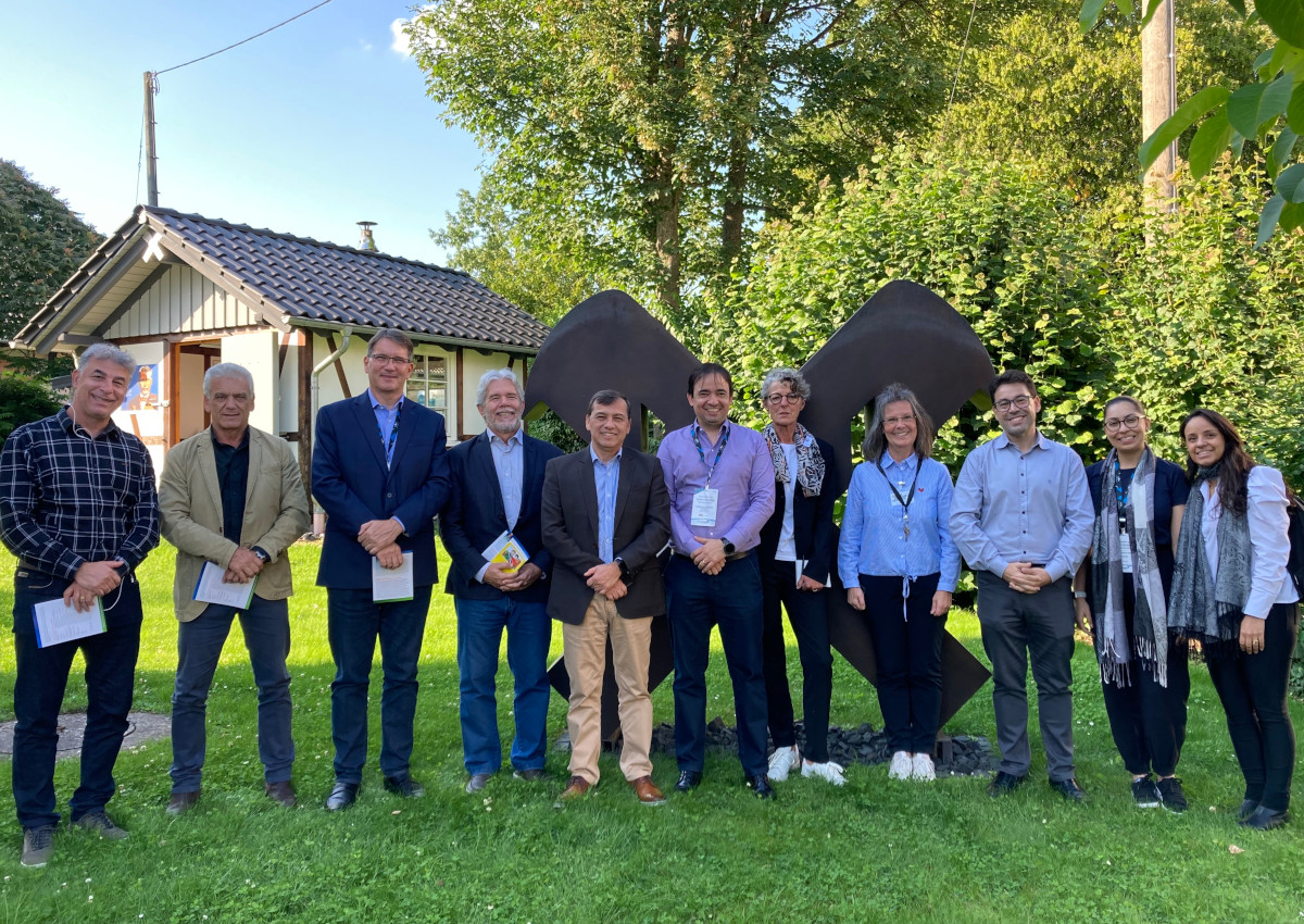 Die Vertreter der brasilianischen Kreditgenossenschaften und genossenschaftlicher Verbnde am Raiffeisenhaus in Flammersfeld. (Foto: TI VG AK-FF)