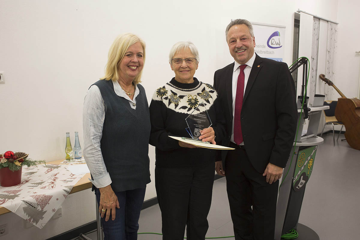 Ortsbrgermeisterin Rita Viccari (links) und Brgermeister Hans-Werner Breithausen (rechts) gratulieren der Ehrenamtspreistrgerin Hilde Flesch. Foto: Wolfgang Tischler
