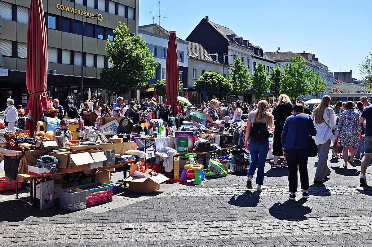 Zwischen "Stehrmchen" und Alltagshelfern lsst sich sicherlich auch dieses Jahr wieder die ein oder andere wertvolle Raritt finden, wenn am 25. Mai die Flohmarktstnde in Neuwieds Innenstadt zum Stbern und Verhandeln einladen. (Foto: Franz-Josef Dehenn)