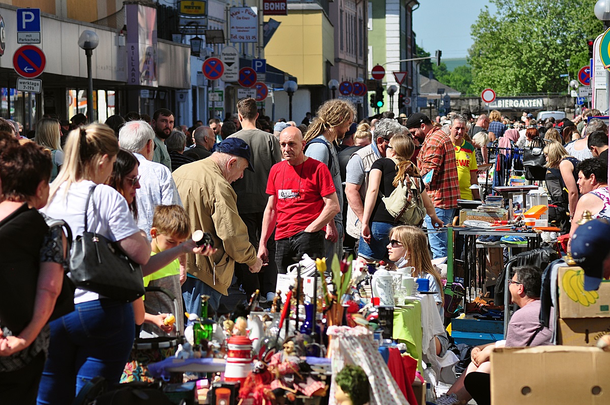 Zwischen "Stehrmchen" und Alltagshelfern lsst sich sicherlich auch dieses Jahr wieder die ein oder andere wertvolle Raritt finden, wenn am 20. Mai die Flohmarktstnde in Neuwieds Innenstadt zum Stbern und Verhandeln einladen. (Foto: Franz-Josef Dehenn)