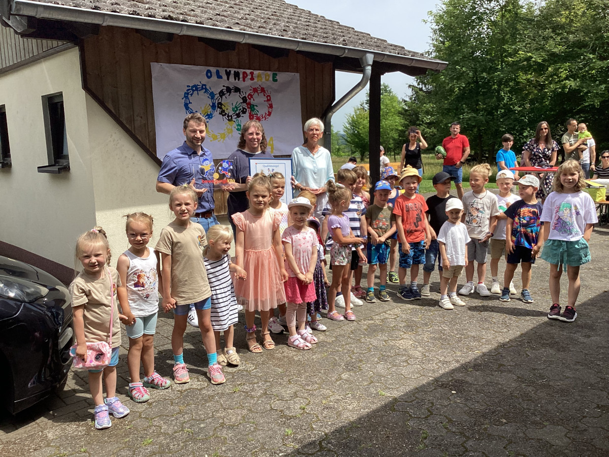 Von links: Andr Wollny, Fachgebietsleiter Kindertagessttten, Anja Stock, Kitaleitung und Anneli Fix vom Bewegungskita e.V. mit den Kindergartenkindern der Kita "Sternschnuppe" Fluterschen.(Foto: VG Altenkirchen-Flammersfeld, das Einverstndnis der Eltern wurde eingeholt)