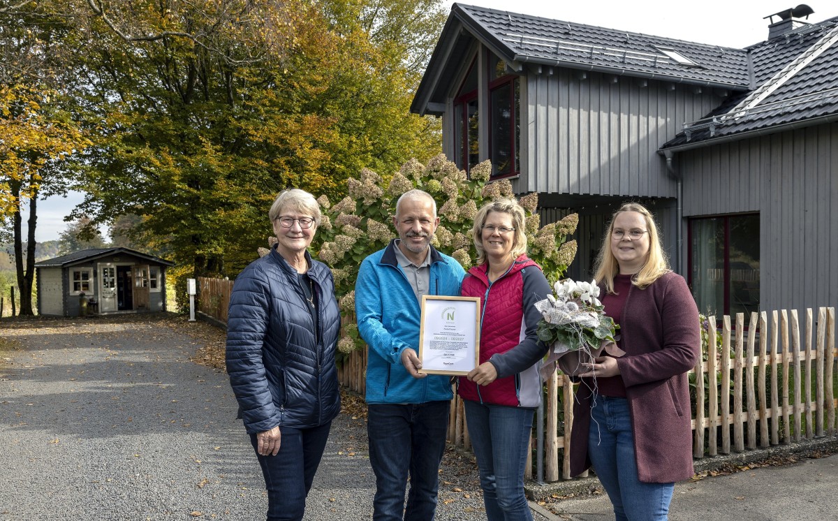 Nachhaltiger Tourismus im Westerwald: Flurhof Fischer als Vorzeigebetrieb ausgezeichnet