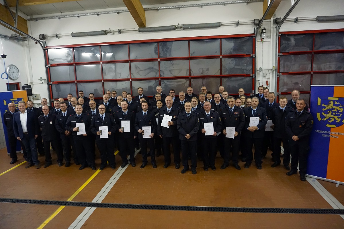 Die Einsatzmedaille "Fluthilfe 2021" des Landes Rheinland-Pfalz wurde bei einer Feierstunde im Feuerwehrgertehaus in Rennerod an 77 Feuerwehrfrauen und -mnner berreicht. (Foto: Kerstin Guckert)