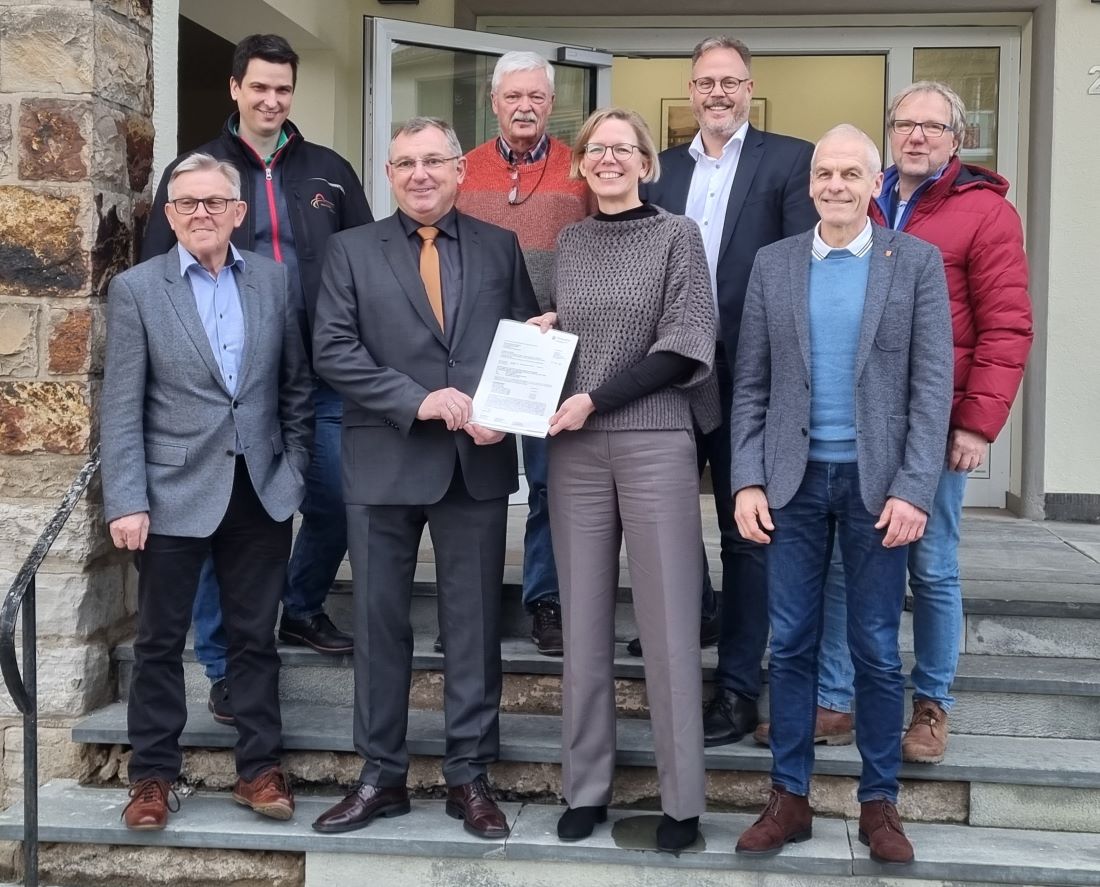 Staatssekretrin Simone Schneider berreichte Stadtbrgermeister Ralf Lindenptz den Frderbescheid. (Foto: vh)