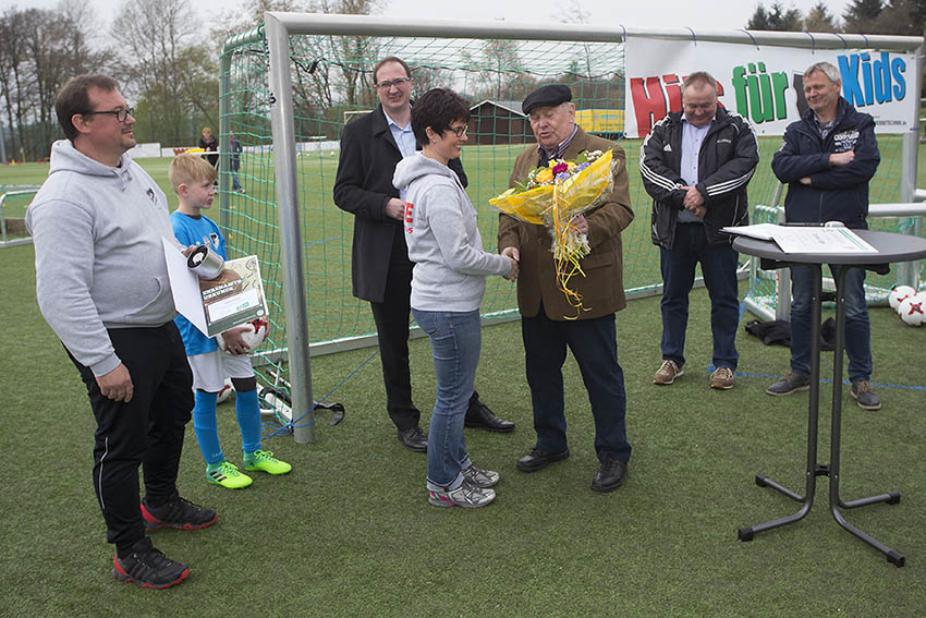 Thomas Fogel erhielt auf Sportplatz Straenhaus Ehrenamtspreis