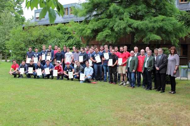 Stolz prsentieren die 34 jungen Forstwirte Ihren Gesellenbrief im Garten des forstlichen Bildungszentrums Hachenburg. Foto: Forstamt Hachenburg