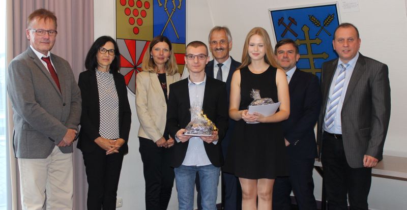 Die beiden Prfungsbesten Franziska Kimberly Klein (Puderbach) und Mergim Topalli (Andernach) mit (hinten von rechts) Brgermeister Johannes Bell (Brohltal), Prfungsausschussvorsitzender Ralf Pastoors (Neuwied) und Wolfgang Konder (ADD Trier). Fotos: privat