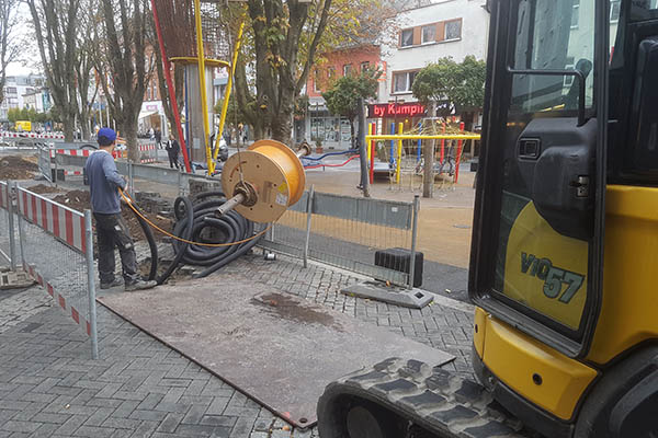 Die Stadt tauscht die alten Kugelleuchten gegen moderne und effizientere LED-Leuchten aus: Zurzeit laufen die Arbeiten auf dem Luisenplatz. Foto: Stadt Neuwied 