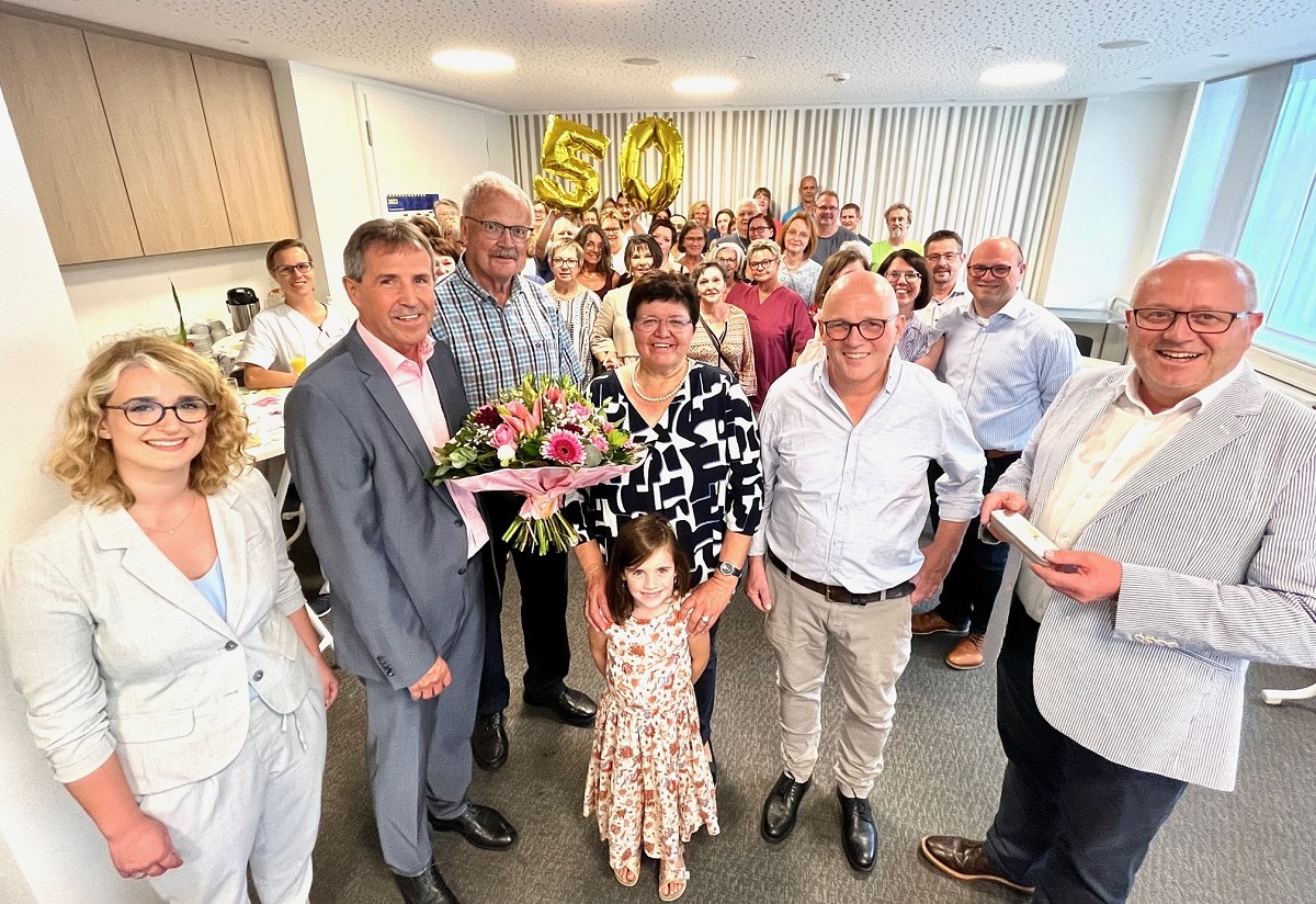 Groer Bahnhof fr Reinhild Dickopf (vorne M. mit Enkelin), die seit 50 Jahren dem Altenkirchener Krankenhaus die Treue hlt. Zu den Gratulanten gehrten (v.r.): Landrat Dr. Peter Enders, Chefarzt Dr. Frank Hostmann, Ehemann Egon Dickopf, Kaufmnnischer Direktor Jrgen Ecker und seine Stellvertreterin Anne-Katrin Jeske. (Foto: DRK Krankenhaus)