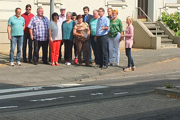 Mitglieder der SPD-Stadtratsfraktion und Interessierte beim Ortstermin an der Dierdorfer Strae. Foto: SPD