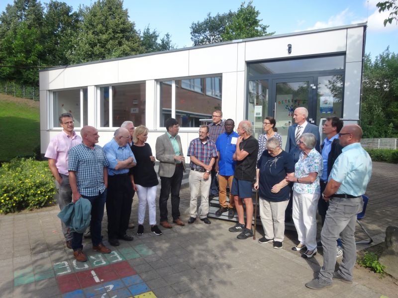 Der GSG-Aufsichtsrat machte sich ein Bild von der hochwertigen Pavillon-Bauweise an der Grundschule auf dem Heddesdorfer Berg. Foto: privat