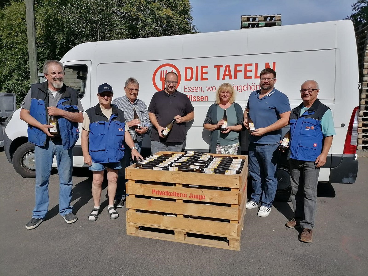 Wie Weihnachten: Mnnerarbeit und Tafeln erhalten weit ber 1000 Flaschen Saft