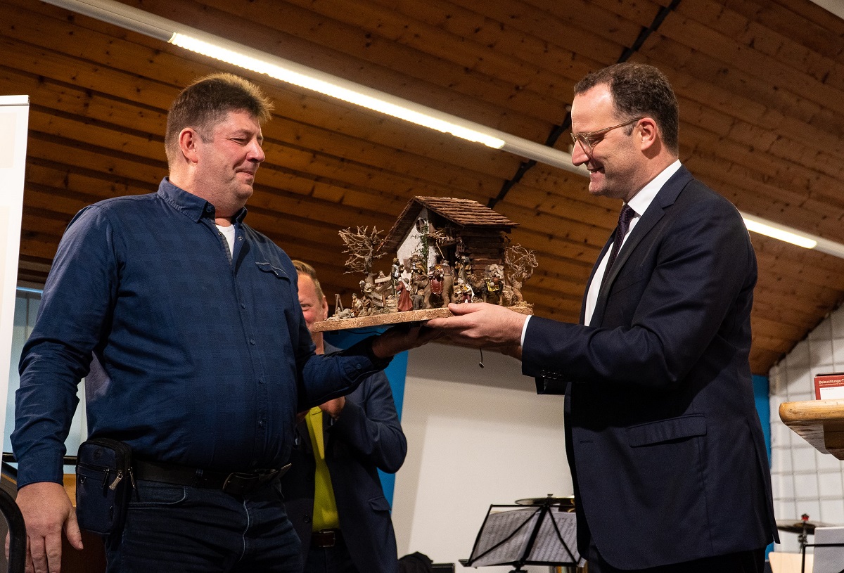 Krippenbaumeister Stefan "Charly" Girnstein berreicht die Waldbreitbacher Weihnachtskrippe an Jens Spahn. (Foto: privat)