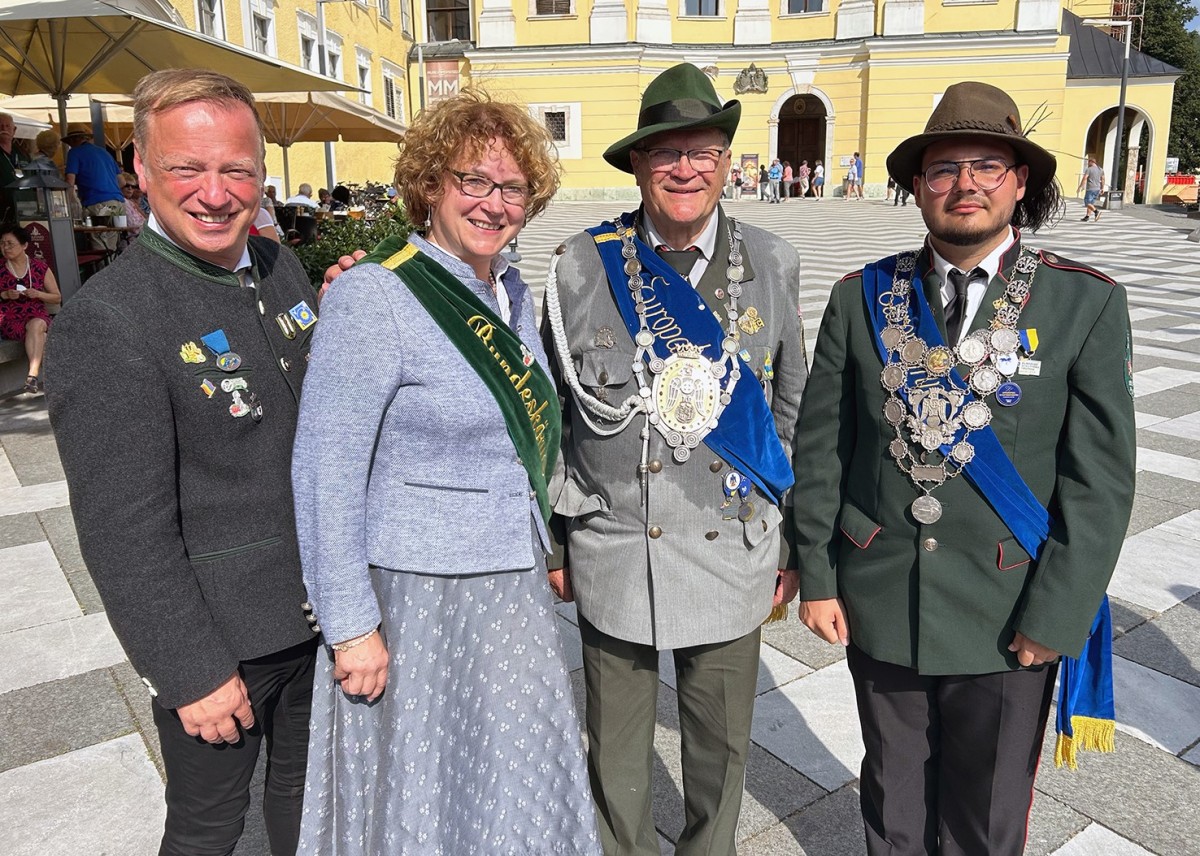 Andrea Reiprich aus Waldbreitbach reprsentierte Deutschland als erste Bundesknigin beim Europaschtzenfest in Mondsee und setzte ein Zeichen fr Einheit in Vielfalt. (Fotos: privat)