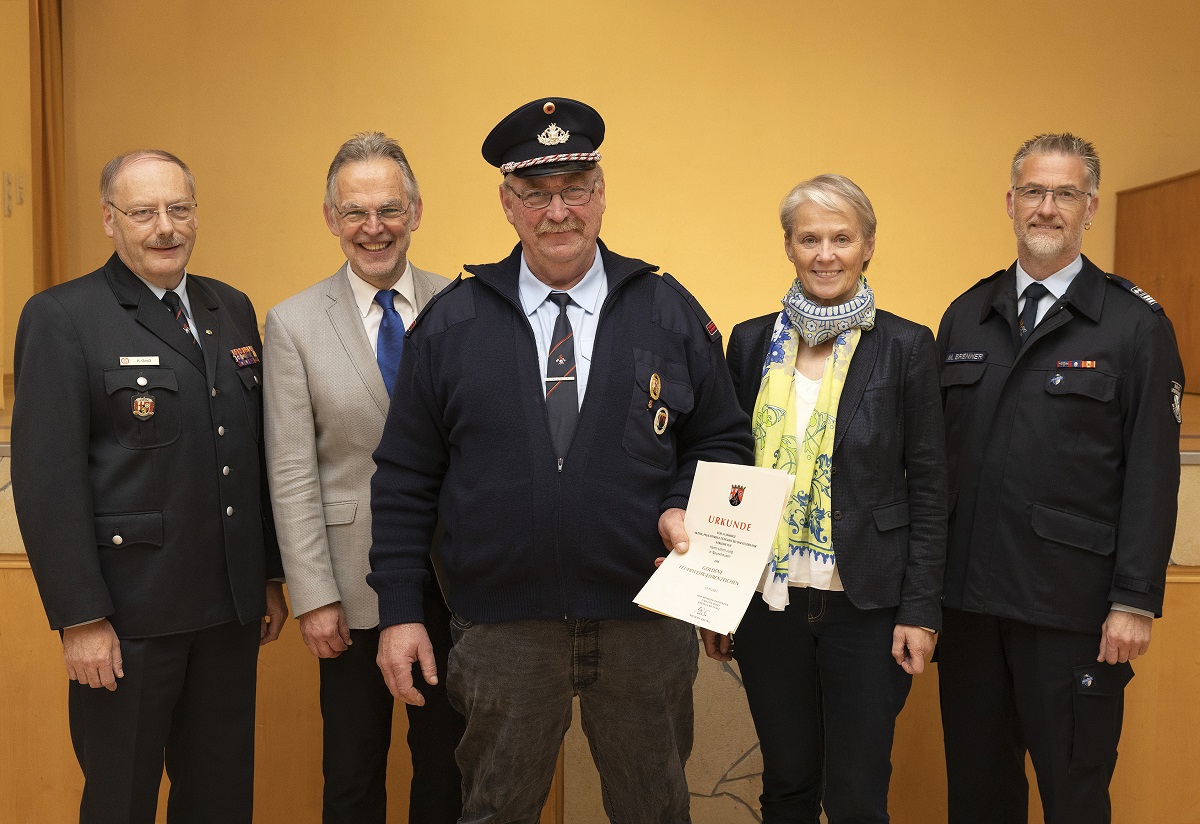 Fr besonderen Einsatz im ehrenamtlichen Feuerwehrdienst wurde Ulrich Jung von der Freiwilligen Feuerwehr Neunkhausen (Mitte) fr 35 Jahre aktiven ehrenamtlichen Dienst im Brandschutz mit dem Goldenen Feuerwehr-Ehrenzeichen des Landes ausgezeichnet. Die seltene Ehrung nahmen Brgermeister Andreas Heidrich (2.v.l.) und die Erste Kreisbei-geordnete Gabi Wieland (2.v.r.) gemeinsam vor. Mit dem Geehrten freuten sich der stell-vertretende Brand- und Katastrophenschutzinspekteur des Westerwaldkreises Markus Brenner (rechts) und Verbandsgemeindewehrleiter Klaus Gro (links). (Fotos: Rder-Moldenhauer)