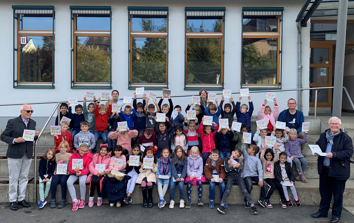 Die Zweitklssler der "Grundschule am Sonnenberg" in Unkel freuten sich mit ihren Lehrern sehr ber das Buchgeschenk des Rotary Clubs Remagen-Sinzig, das Dr. Meinolf Gerstkamp und Stadtbrgermeister Gerhard Hausen persnlich vor Ort aushndigten. (Foto: Kulturstadt Unkel/Thomas Herschbach)