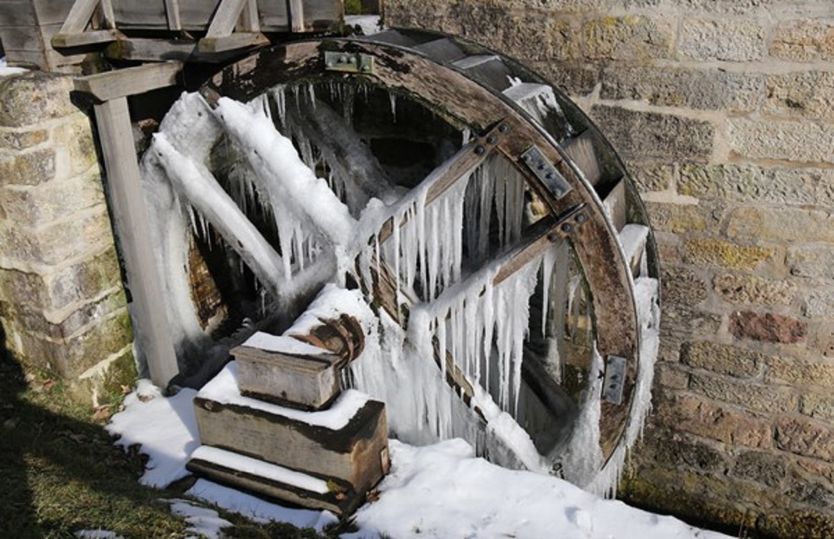 Ein Wasserrad ist ber und ber mit Eiszapfen bedeckt. Diese und viele weitere eindrucksvolle Winteransichten lassen sich in Stefan Brinks Fotoausstellung bewundern. (Foto: Stefan Brink)