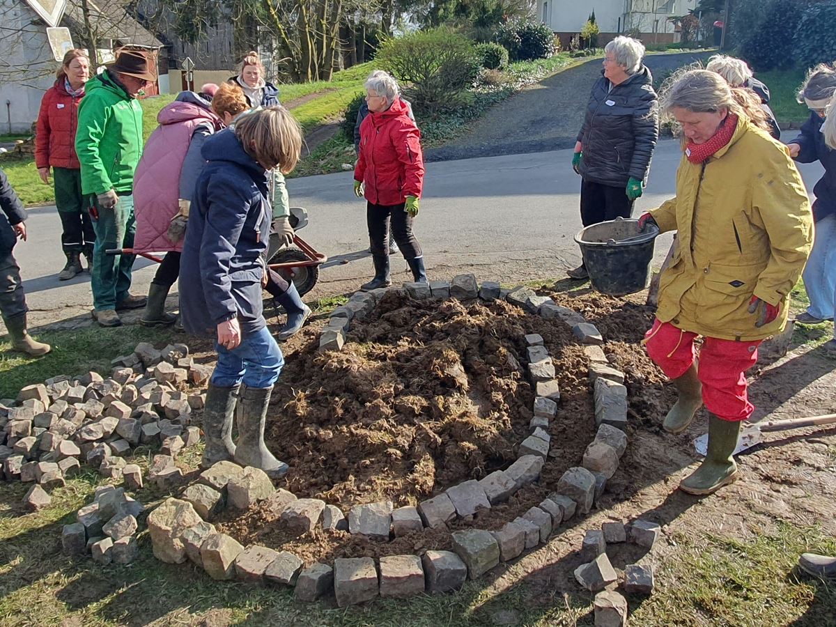 Am Nachmittag entstand noch eine Kruterschnecke aus Basaltsteinen. (Foto: Walburga Heidemann)