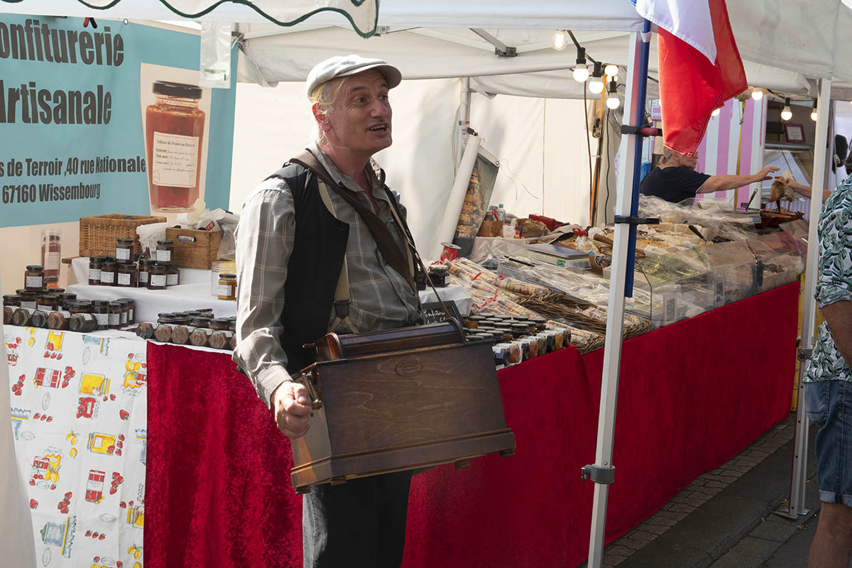 Der franzsische Drehorgelmann Silvan Pesentie ist seit elf Jahren immer mit dabei. Fotos: Wolfgang Tischler