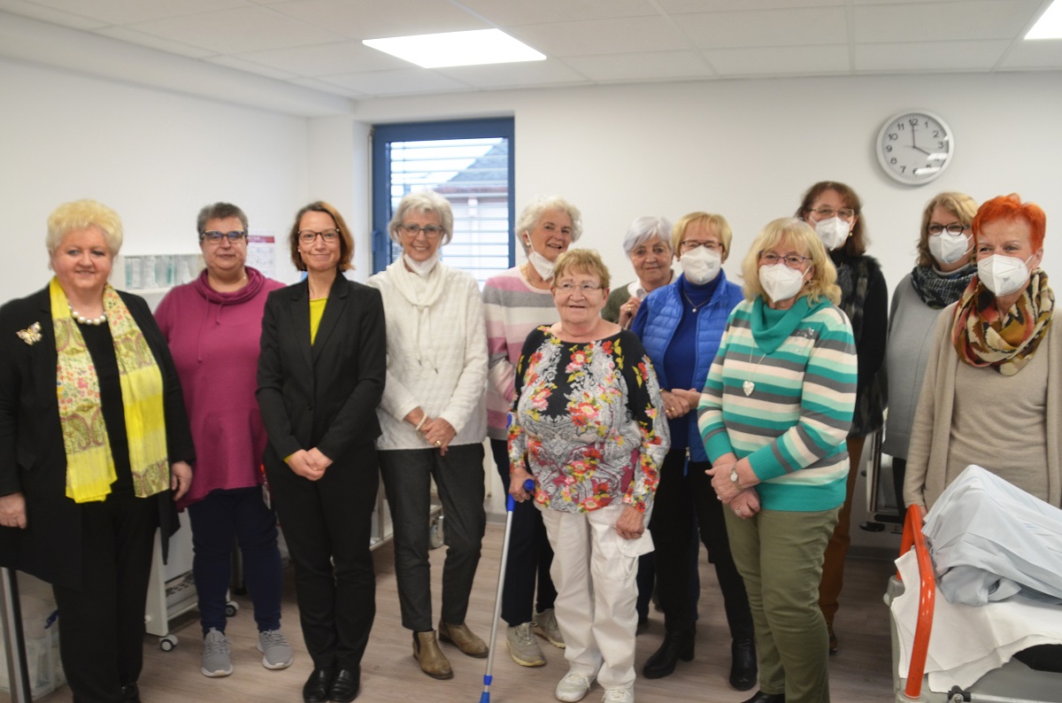 Christine Zips (ganz links) und die Vertreterinnen der Kreis Frauen Union beim Besuch in der BILDUNGSWERKstadt mit Akademieleitung Sibylle Schnurr (2. v.l.) und Pflegedirektorin Martina Weich (3. v.l.). Die Frauen Union sieht die Herausforderungen fr die Pflegekrfte und auch fr das medizinische Personal bei ihrer tglichen Arbeit. Sie sagen Danke fr den engagierten Einsatz. (Foto: privat)