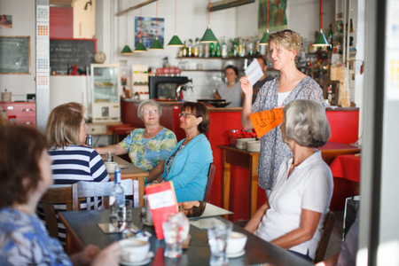 Frauen im Caf Libre auf der Suche nach dem eigenen Ich