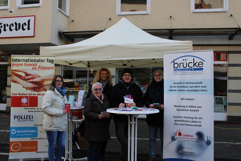 Mehrere Infostnde informierten anlsslich des Internationalen Tages gegen Gewalt an Frauen. (Foto: Kreisverwaltung Altenkirchen) 