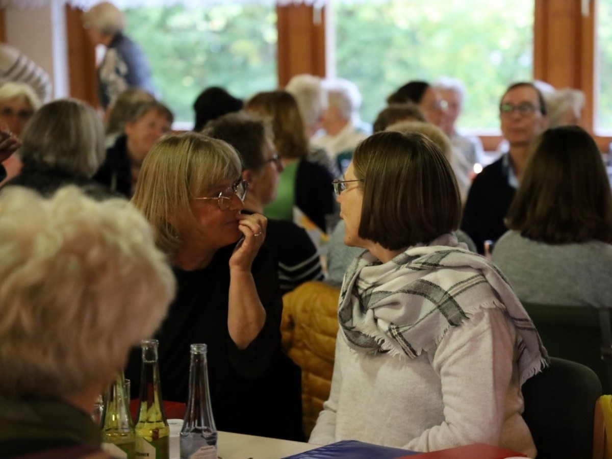 Das gesellige Zusammensein stand beim Frauennachmittag im Robacher Gemeindehaus im Vordergrund. (Fotos: Sabine Hammann-Gonschorek)