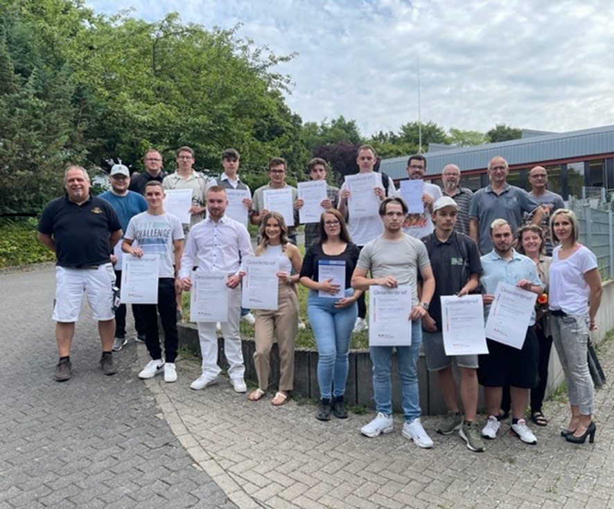 Freude bei elf frisch gekrten Malergesellen und ihren Ausbildern ber die bestandene Prfung und das Zertifikat im Hof des Berufsbildungswerkes in Heimbach-Weis. (Foto: Hans Hartenfels)