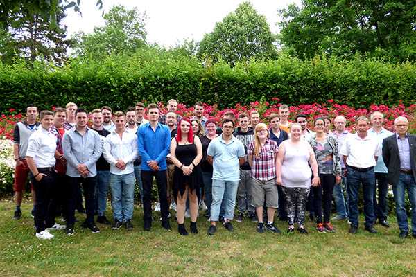 Freude ber die bestandene Gesellenprfung bei 22 Junghandwerkern der Malerbranche im Garten des BBW in Heimbach-Weis. Foto: Hans Hartenfels