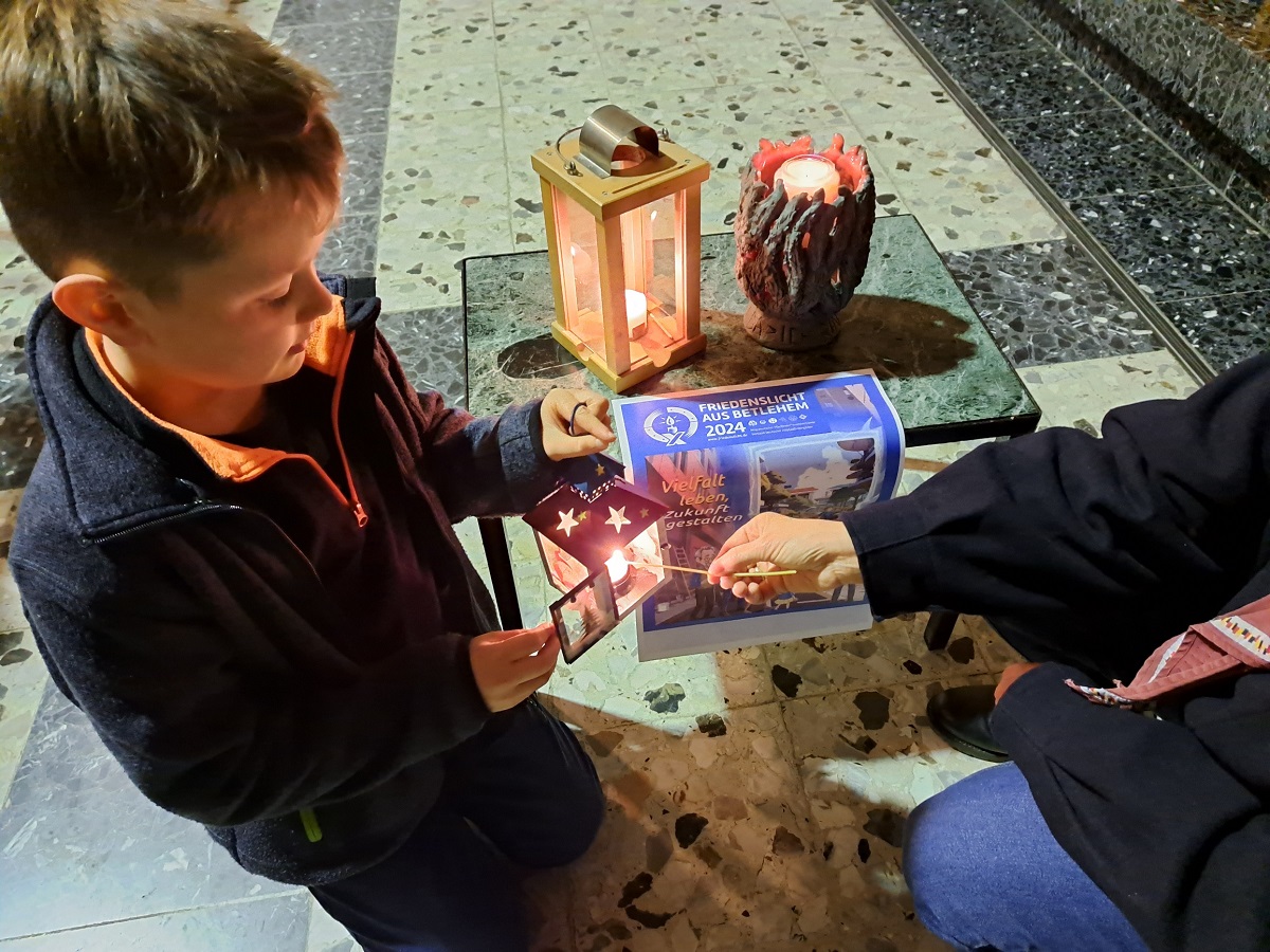 Die Pfadfinder haben das Licht, ursprnglich von 2023 aus Bethlehem, nach Neuwied getragen. Viele Besucher verteilen es mit Laternen und Kerzen weiter. (Foto: Frank Hachemer)