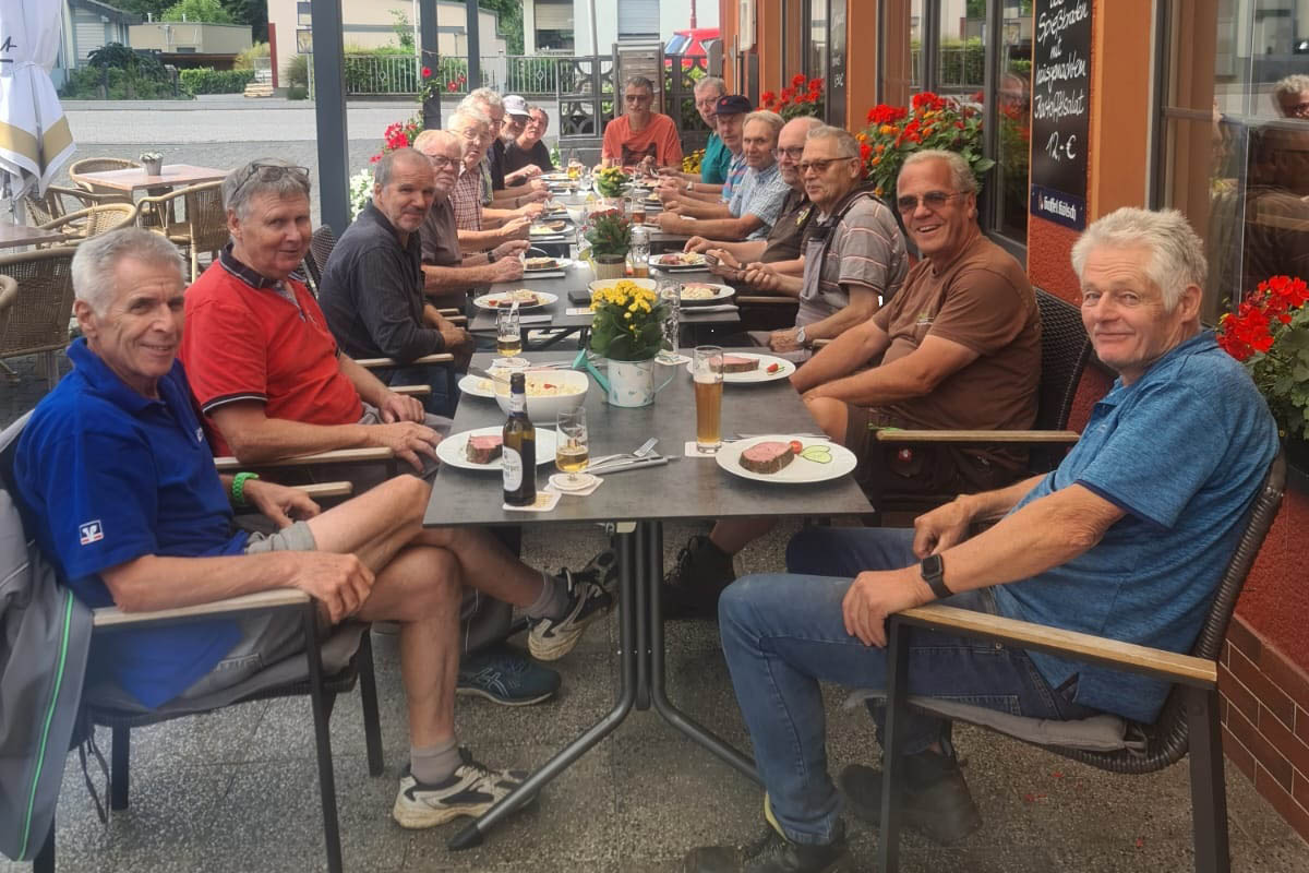 Zum gemeinsamen Mittagessen trafen sich nach getaner Arbeit alle Gruppen im "Robacher Hof". Foto: Birgit Fasel 