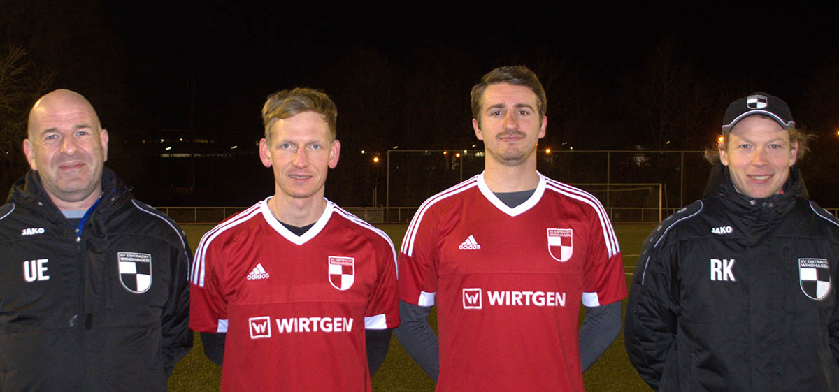 Foto zeigt: von links nach rechts: Trainer Uwe von Eckeren, Nico Schiela, Mirlind Demaku, Trainer Richard van Klass. Foto: SV-Windhagen-Press/Hecking
