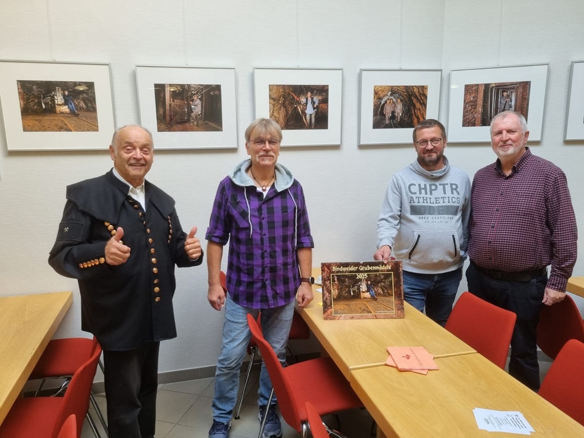 Nach der Erffnung der 26. Schmuck- und Mineralienbrse und der Fotoausstellung "Bindweider Grubenmdels" prsentierten die Fotografen Bernd Rexhausen und Udo Runnebaum (zweiter und dritter von links) im Beisein des VG-Beigeordneten Joachim Weger (links) und Frderverein-Geschftsfhrer Konrad Schwan den Fotokalender "Bindweider Grubenmdels 2025". (Foto: VG Betzdorf-Gebhardshain)