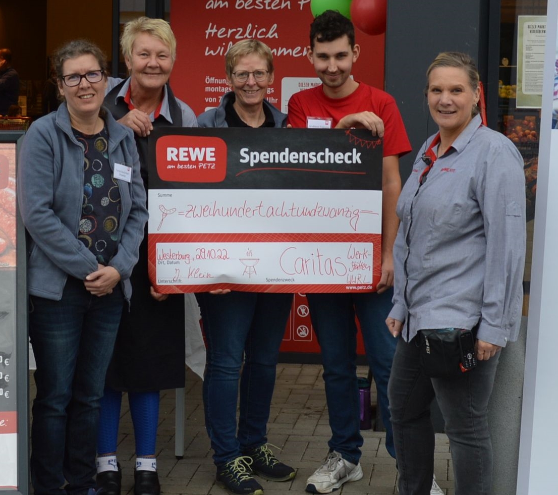 Freuten sich ber die gelungene Grillaktion in Westerburg: Die REWE-Mitarbeiterinnen Jeanette Klein (rechts) und Michaela Simon (zweite von links) bergaben den symbolischen Scheck in Hhe von 228 Euro an Tanja Sprnker-Eraerds (links), Dagmar Theis (Mitte) und Andreas Trappiel (zweite von rechts) von den Caritas-Werksttten Westerwald-Rhein-Lahn.
(Foto: PM)