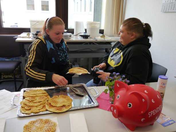 Teilnehmer des Moewe-Projekts beim Waffelverkauf am Girls Day in der Arbeitsagentur. Fotos: Privat