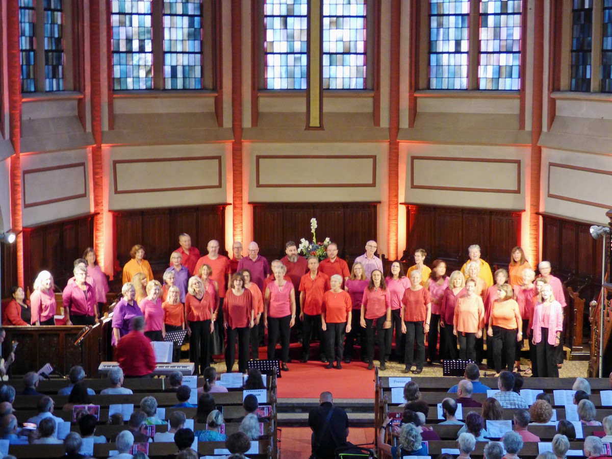 So voll wrden die Pfarrer der Marktkirche gerne jeden Sonntag die Kirche  sehen, wie beim Konzert des Gospelchors SING ON unter der Leitung von Kirchenmusikdirektor Thomas Schmidt. (Foto: Hans Hartenfels)