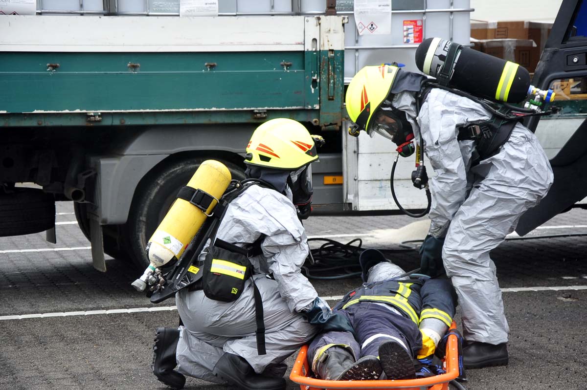 Gefahrstoff-Unfallbung im Industriepark Horhausen: 90 Feuerwehrleute des Kreises alarmiert