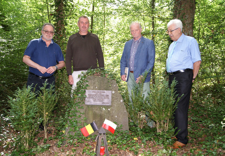 Brgermeister Michael Wagener, Greg Sierocinski, Bruno Wagner und der Beigeordnete der Stadt Wissen Horst Pinhammer (von links) trafen sich am Zwangsarbeiterdenkmal Auf der Bornscheidt in Wissen zum Gedenken an Wera Sierocinski und die weiteren Lagerinsassen whrend des Zweiten Weltkrieges. (Foto: Verbandsgemeindeverwaltung Wissen) 