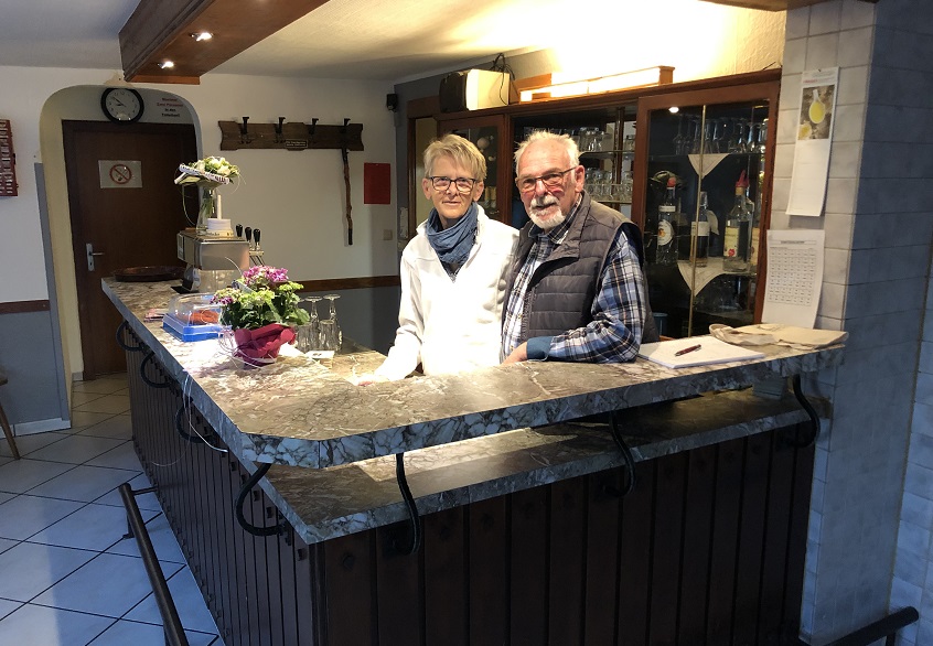 Die neuen und alten Gastwirte Hans und Monika Radloff (Fotos: Ortsgemeinde)